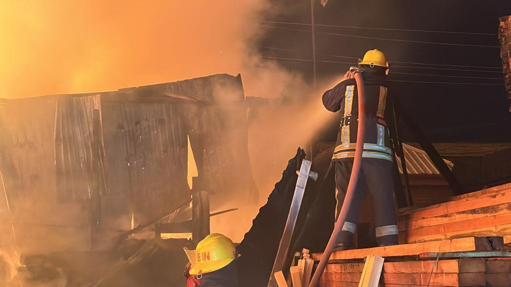 В Баку загорелся строительный рынок, есть погибший