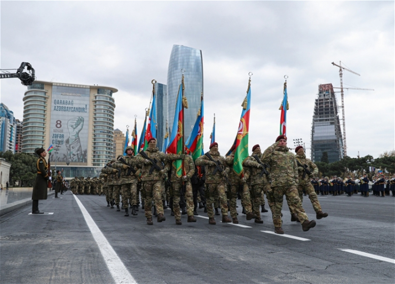 В Баку по случаю Дня Победы проходит шествие военнослужащих