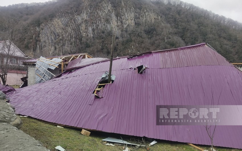 В Гахе сильный ветер сорвал крышу школы