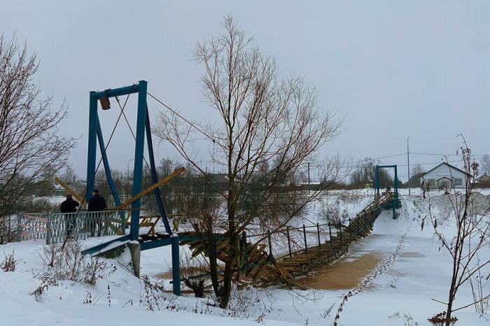 В Карелии обрушился пешеходный мост за 8,2 млн рублей
