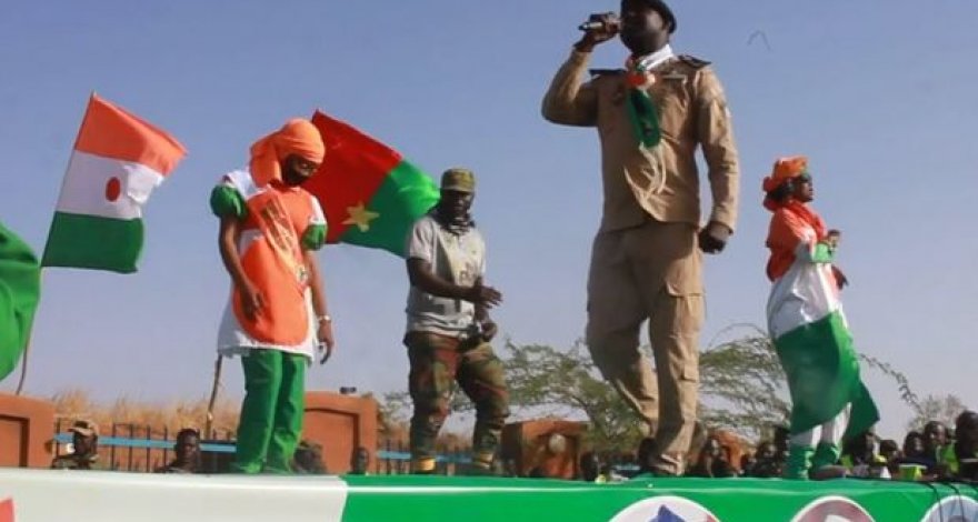 Тысячи жителей Нигера празднуют полный вывод французских военных 
