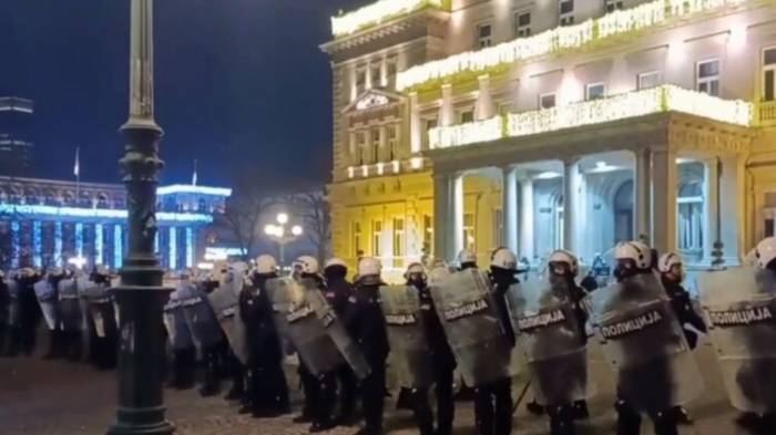 Массовые протесты в Белграде: Полиция задержала 38 человек, ранены более 30 полицейских
