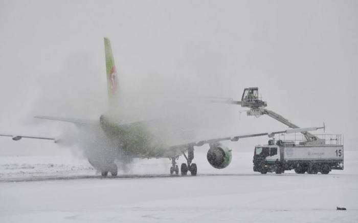 Более 70 рейсов задержали и отменили в аэропортах Москвы из-за снегопада-ОБНОВЛЕНО
