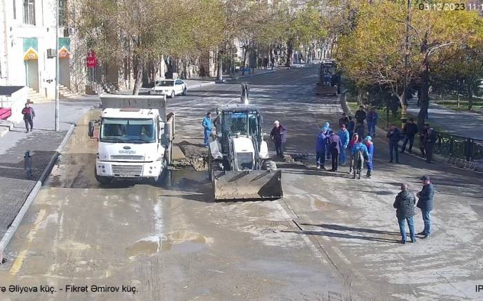 Ограничено движение транспорта на участке одной из центральных улиц Баку -ФОТО
