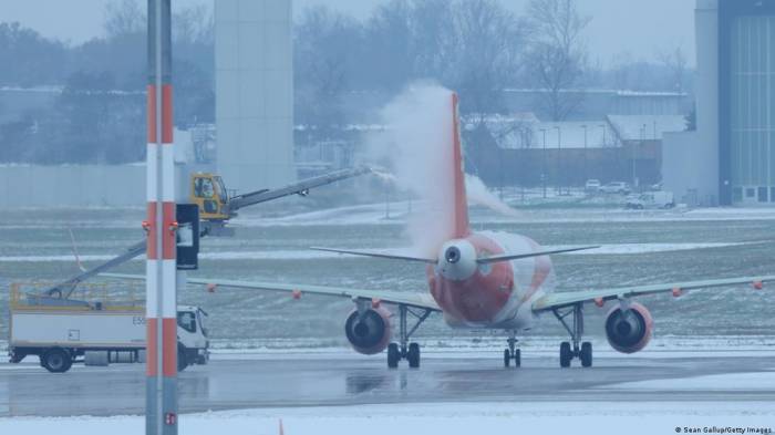 Аэропорт Мюнхена отменил более 320 рейсов из-за сильного снегопада -ФОТО
