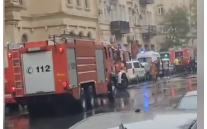 В центре Баку горит жилой дом
