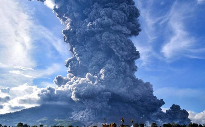 В Индонезии в результате извержения вулкана погибли не менее 11 человек
