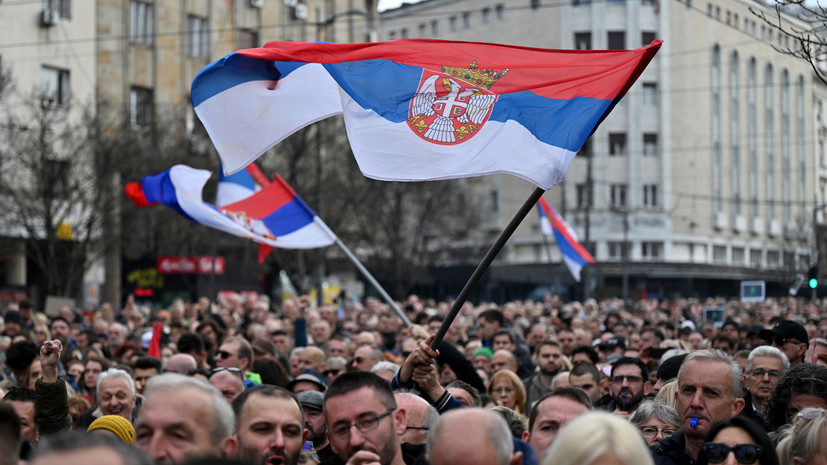 Протестующие в Белграде пригрозили властям государственным переворотом