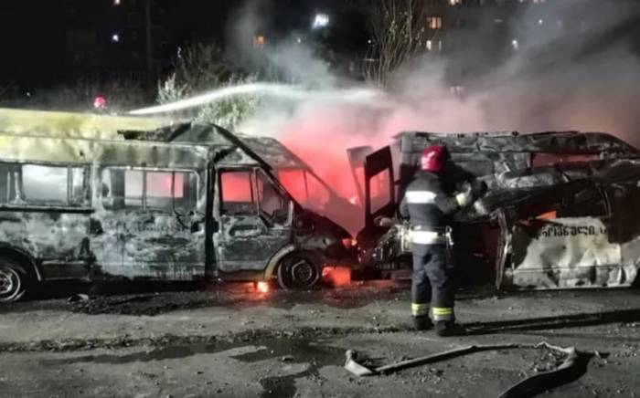 В Грузии в результате пожара сгорели несколько машин скорой помощи
