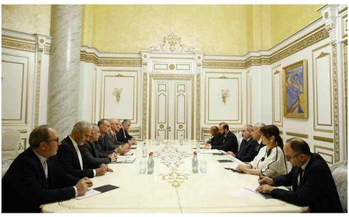 Премьер Армении принял главу МИД Ирана
