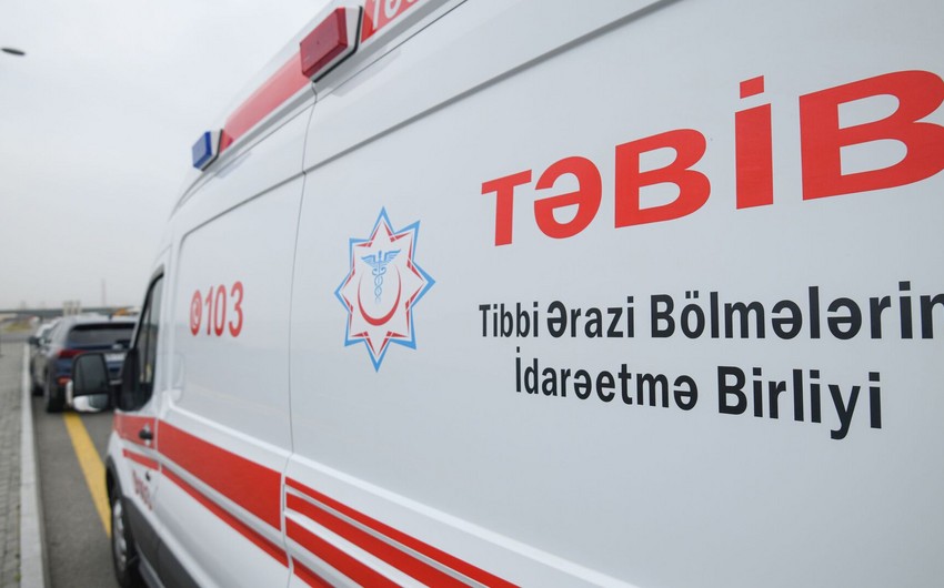 В Баку из-за сильного ветра пострадали 3 человека, состояние одного из них тяжелое
