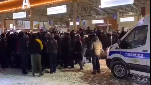 В Москве толпа мигрантов устроила стычку с полицией: Больше 50 арестовали, 22 выдворили из РФ -ВИДЕО
