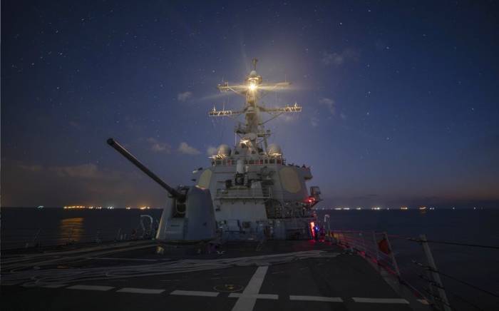 Эсминец ВМС США подвергся атакам беспилотников и ракет
