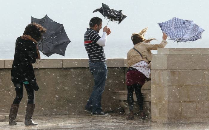 В Баку порывы ветра достигли 30 м/c
