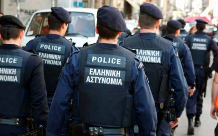 В Афинах у стадиона около 150 фанатов напали на полицейских
