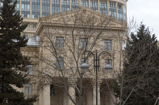 Азербайджан высылает двух французских дипломатов