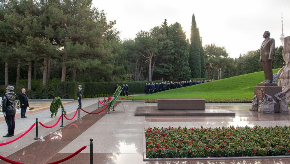 Сотрудники СГБ посетили могилу Гейдара Алиева