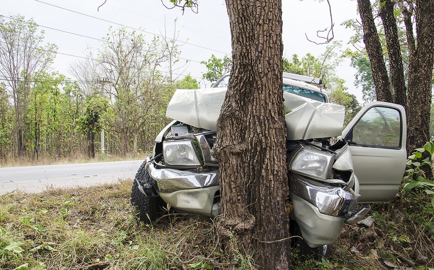 В Зардабе автомобиль врезался в дерево, есть погибший
