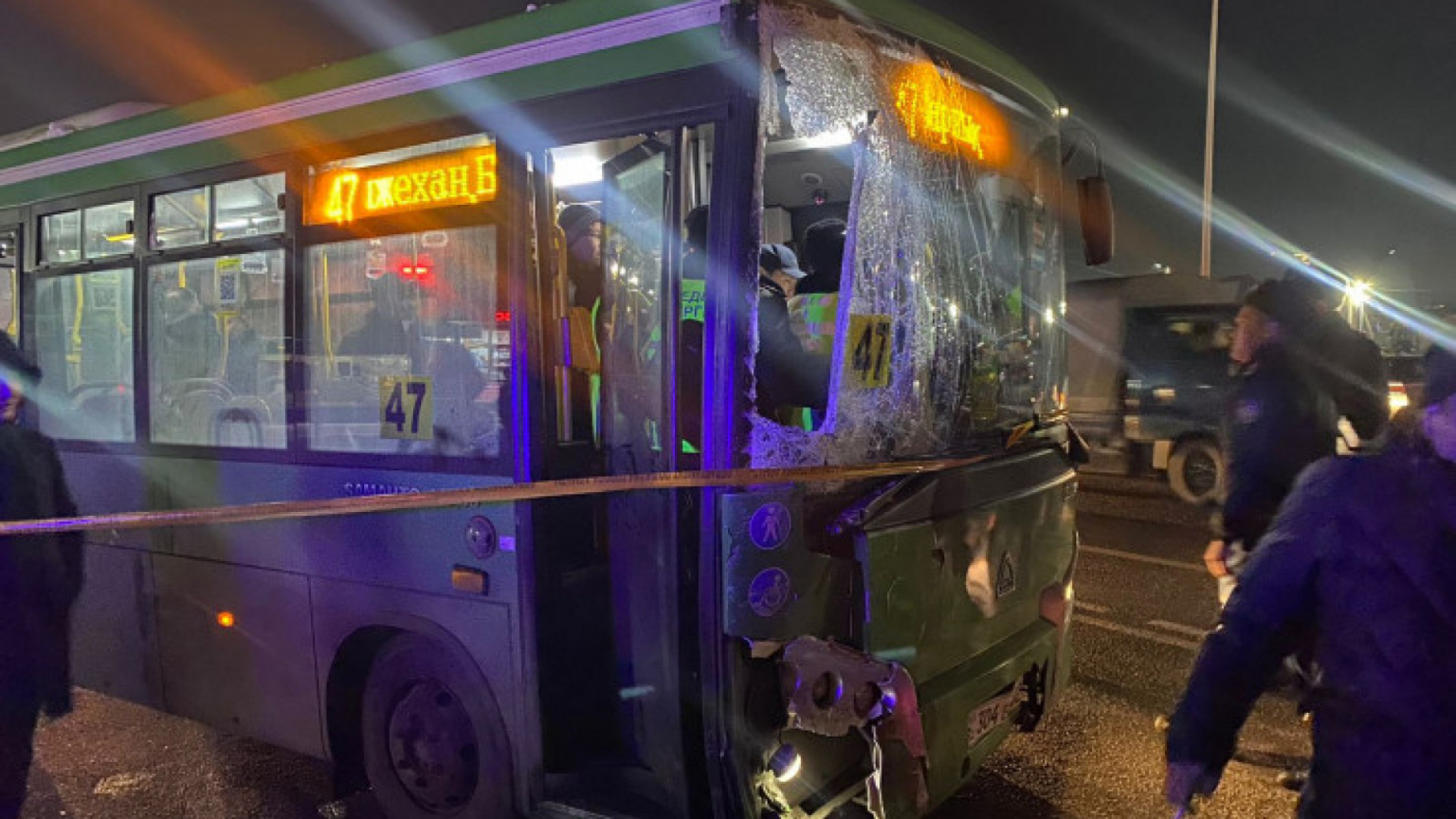 В Алматы автобус протаранил толпу людей после того, пассажир ударил женщину-водителя