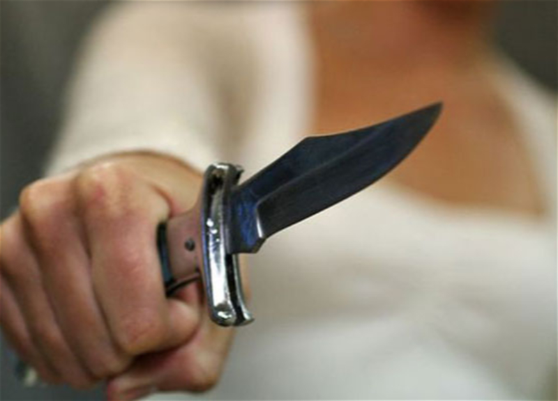 В бакинском поселке 36-летнего мужчину ударили ножом, подозреваемая - его дочь