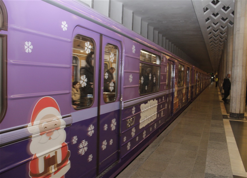 В метро запустили праздничный поезд, на шести станциях установлены елк