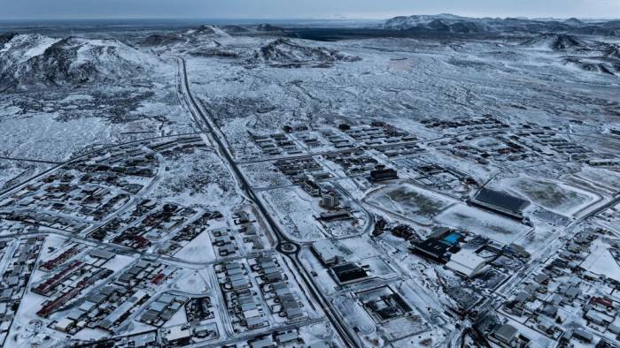 Город в Исландии вновь эвакуируют после открывшихся новых вулканических трещин 
