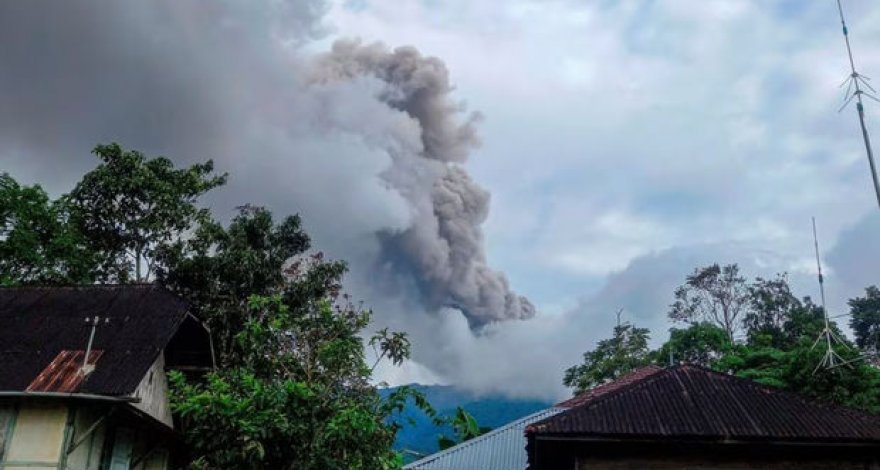 В Индонезии из-за активности вулкана эвакуировали свыше 2 200 человек