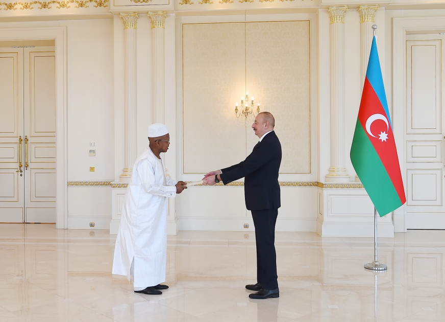 Ильхам Алиев принял верительные грамоты посла Сьерра-Леоне 