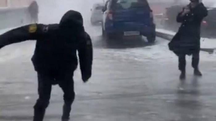 Люди улетают: сильный ветер сносит студентов во Владивостоке -ВИДЕО