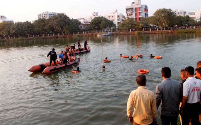 В Индии не менее 16 человек утонули после опрокидывания лодки
