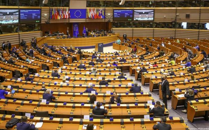 Евродепутаты выразили обеспокоенность в связи с разрушением демократии в ЕС
