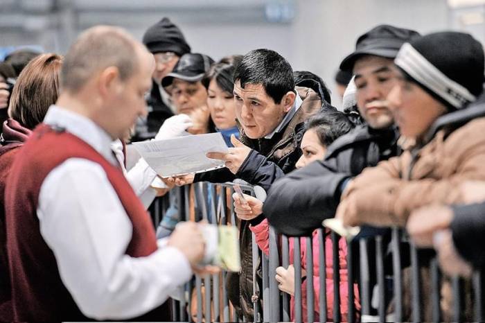Мигрантов в России обязали уведомлять МВД о своем трудоустройстве
