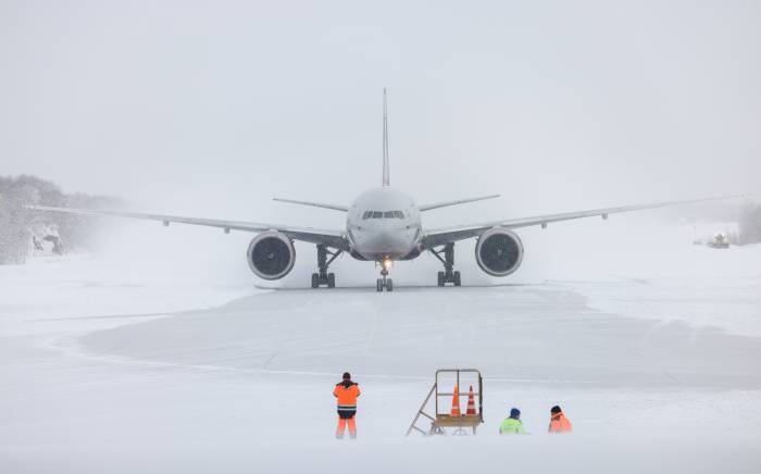В Москве из-за сильного снегопада задержаны и отменены десятки авиарейсов
