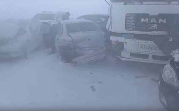 Семь автомобилей столкнулись на закрытой трассе в Казахстане
