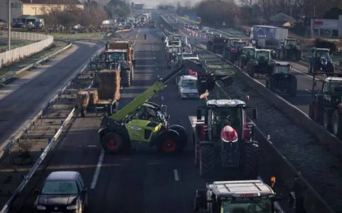 Французские фермеры продолжают бастовать, блокируя автотрассы и подъезд к АЭС
