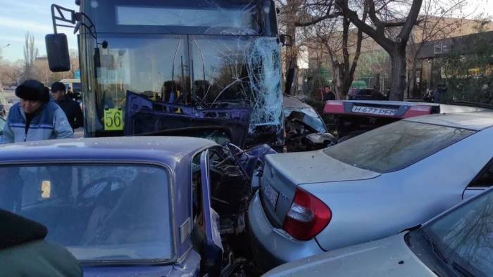 В Казахстане автобус выехал на встречку и протаранил 10 автомобилей -ВИДЕО
