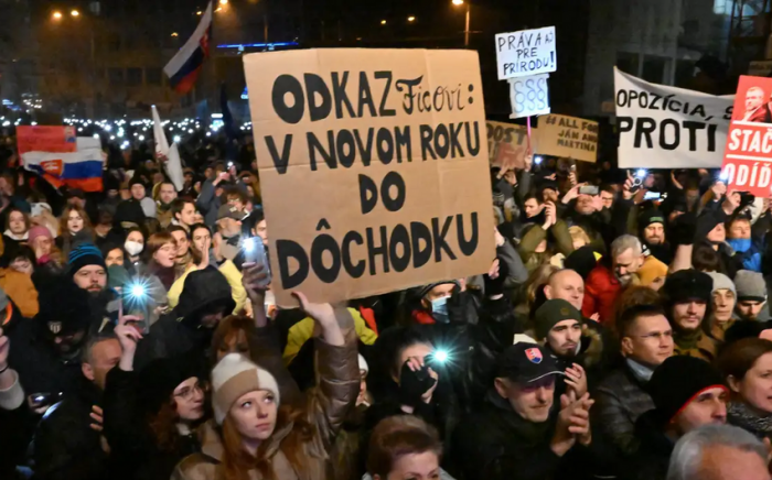 В Словакии десятки тысяч человек вышли на антиправительственные митинги
