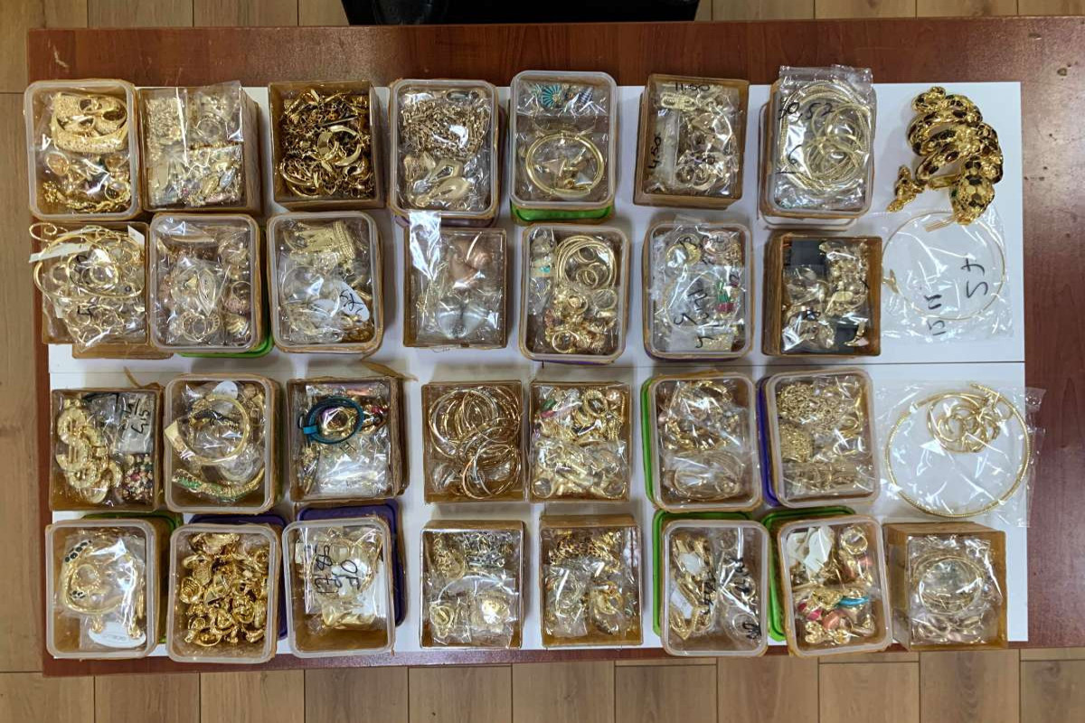 Уборщик бакинского аэропорта спрятал контрабандное золото в мусорном баке