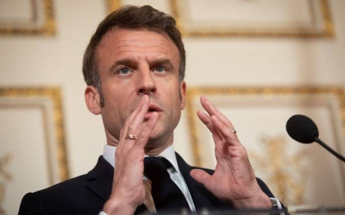 СМИ: Макрон отправился в путешествие, пока во Франции разгорается кризис
