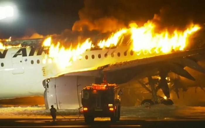 В Японии при столкновении лайнера с транспортным самолетом погибли пять членов экипажа
