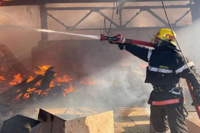 МЧС продолжает поисково-спасательную операцию на месте взрыва в мебельному цеху в Баку
