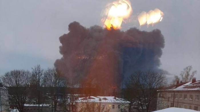 Площадь пожара на нефтебазе в Брянской области составляет 1 тыс. кв. м, горят четыре резервуара с бензином -ВИДЕО