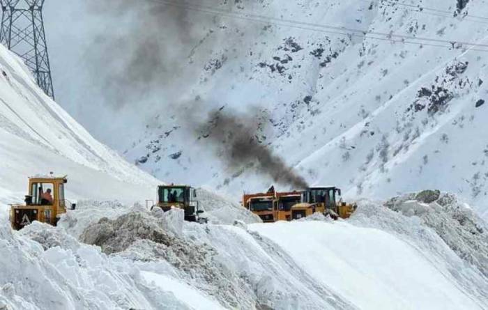 На горных дорогах Таджикистана за сутки сошли 16 лавин
