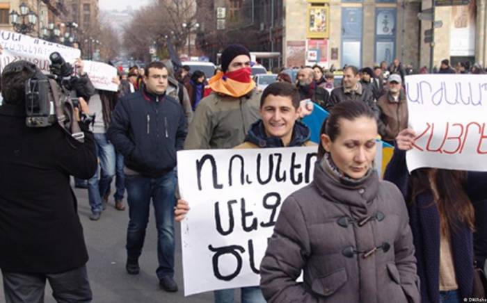 У здания Минобразования Армении прошла акция с требованием отставки министра
