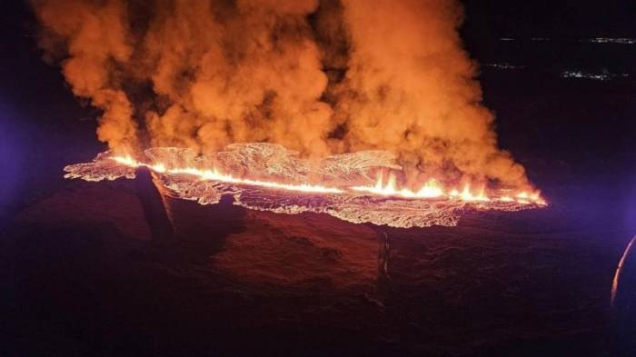 В Исландии из-за извержения вулкана лава сошла на город Гриндавик -ФОТО