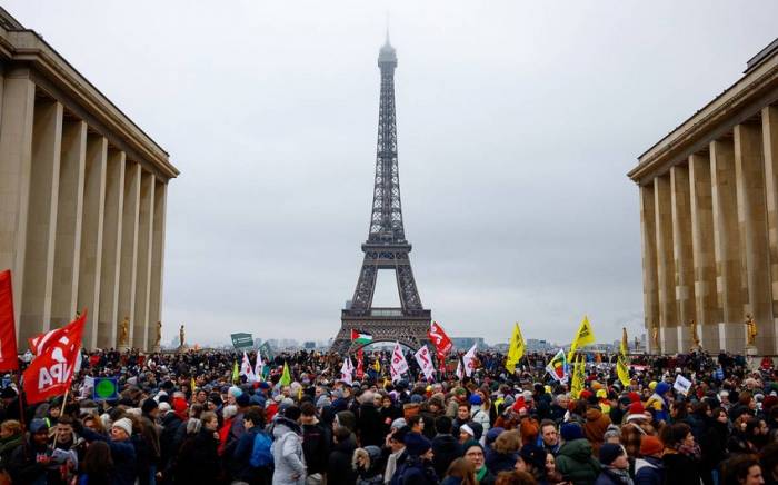 Напротив Эйфелевой башни в Париже начался митинг против нового закона о миграции
