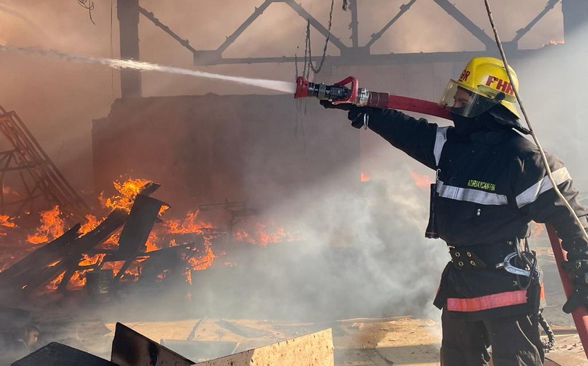 Число погибших при пожаре в мебельном цехе в Баку возросло до шести