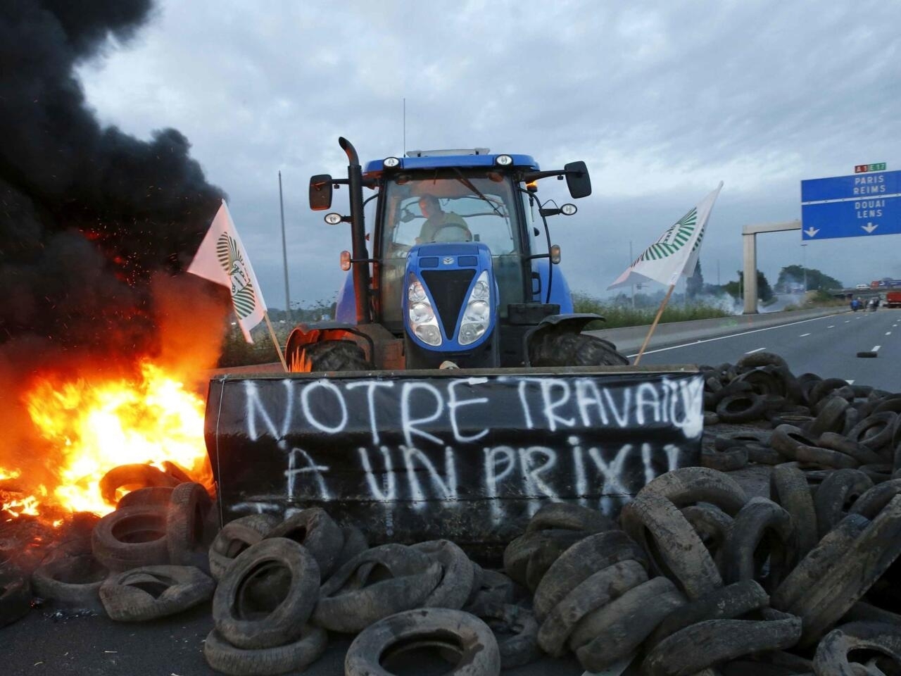 Во время протестов во Франции машина задавила мать и дочь
