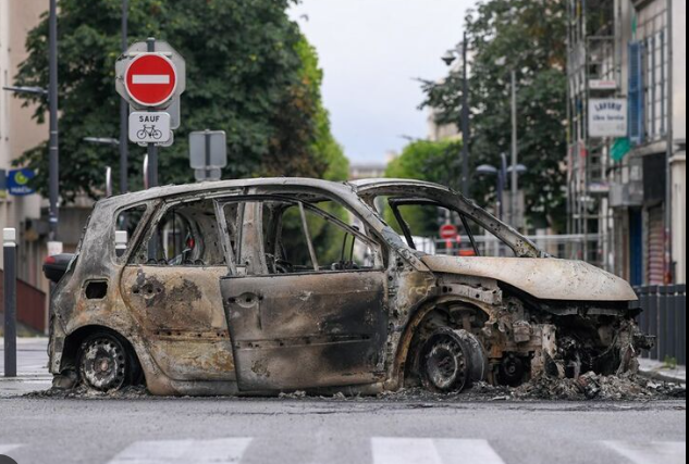 Во Франции за новогоднюю ночь сожгли 745 автомобилей