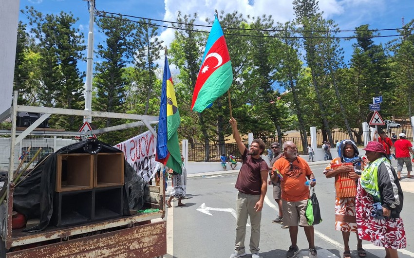 В ходе акции протеста в Новой Каледонии подняли азербайджанский флаг